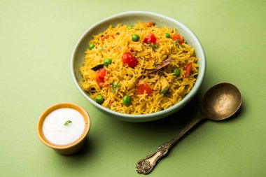 Domates pulav / Pilav basmati pirinç kullanılarak yapılan, bir kapta servis edilir. seçici odaklama