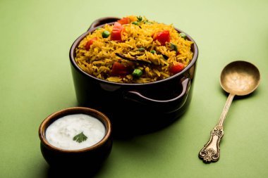 Domates pulav / Pilav basmati pirinç kullanılarak yapılan, bir kapta servis edilir. seçici odaklama