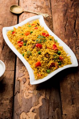 Domates pulav / Pilav basmati pirinç kullanılarak yapılan, bir kapta servis edilir. seçici odaklama