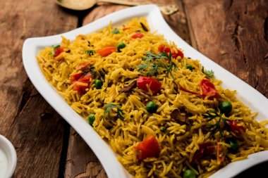 Domates pulav / Pilav basmati pirinç kullanılarak yapılan, bir kapta servis edilir. seçici odaklama