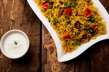 Domates pulav / Pilav basmati pirinç kullanılarak yapılan, bir kapta servis edilir. seçici odaklama