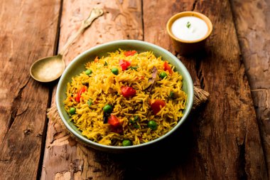 Domates pulav / Pilav basmati pirinç kullanılarak yapılan, bir kapta servis edilir. seçici odaklama