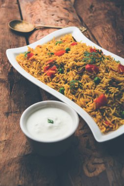 Domates pulav / Pilav basmati pirinç kullanılarak yapılan, bir kapta servis edilir. seçici odaklama
