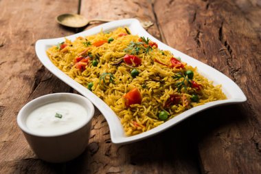 Domates pulav / Pilav basmati pirinç kullanılarak yapılan, bir kapta servis edilir. seçici odaklama
