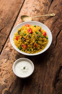 Domates pulav / Pilav basmati pirinç kullanılarak yapılan, bir kapta servis edilir. seçici odaklama