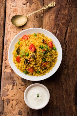 Domates pulav / Pilav basmati pirinç kullanılarak yapılan, bir kapta servis edilir. seçici odaklama