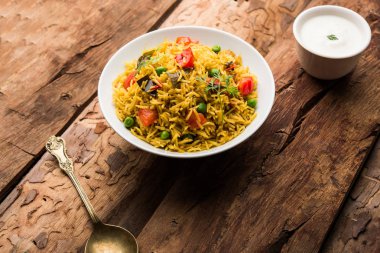 Domates pulav / Pilav basmati pirinç kullanılarak yapılan, bir kapta servis edilir. seçici odaklama