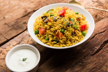 Domates pulav / Pilav basmati pirinç kullanılarak yapılan, bir kapta servis edilir. seçici odaklama