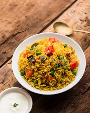 Domates pulav / Pilav basmati pirinç kullanılarak yapılan, bir kapta servis edilir. seçici odaklama