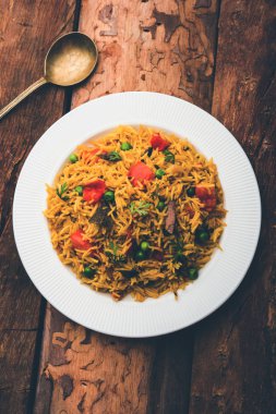 Domates pulav / Pilav basmati pirinç kullanılarak yapılan, bir kapta servis edilir. seçici odaklama