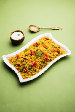 Domates pulav / Pilav basmati pirinç kullanılarak yapılan, bir kapta servis edilir. seçici odaklama