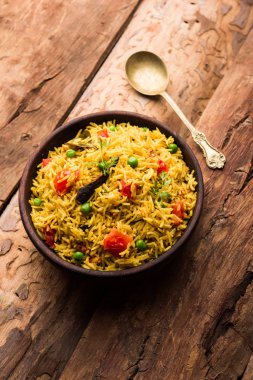 Domates pulav / Pilav basmati pirinç kullanılarak yapılan, bir kapta servis edilir. seçici odaklama