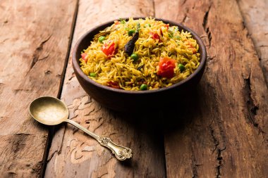 Domates pulav / Pilav basmati pirinç kullanılarak yapılan, bir kapta servis edilir. seçici odaklama