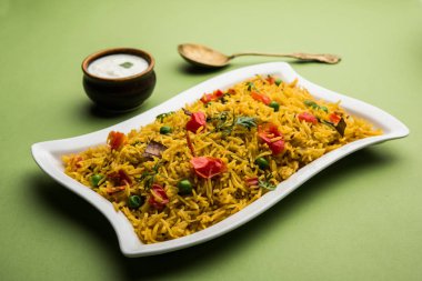 Domates pulav / Pilav basmati pirinç kullanılarak yapılan, bir kapta servis edilir. seçici odaklama