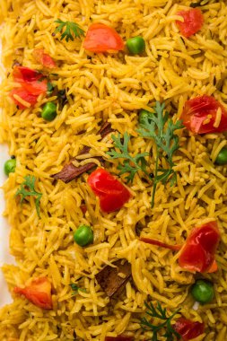 Domates pulav / Pilav basmati pirinç kullanılarak yapılan, bir kapta servis edilir. seçici odaklama
