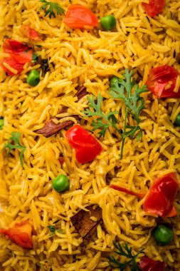 Domates pulav / Pilav basmati pirinç kullanılarak yapılan, bir kapta servis edilir. seçici odaklama