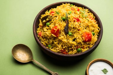 Domates pulav / Pilav basmati pirinç kullanılarak yapılan, bir kapta servis edilir. seçici odaklama