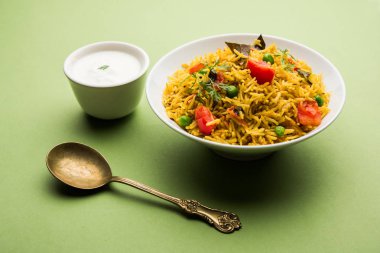 Domates pulav / Pilav basmati pirinç kullanılarak yapılan, bir kapta servis edilir. seçici odaklama
