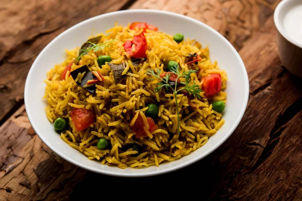 Domates pulav / Pilav basmati pirinç kullanılarak yapılan, bir kapta servis edilir. seçici odaklama