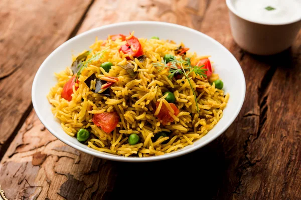 Domates pulav / Pilav basmati pirinç kullanılarak yapılan, bir kapta servis edilir. seçici odaklama