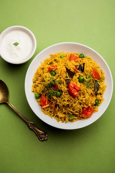 Tomate Pulav Pilaf Feito Com Arroz Basmati Servido Uma Tigela — Fotografia de Stock