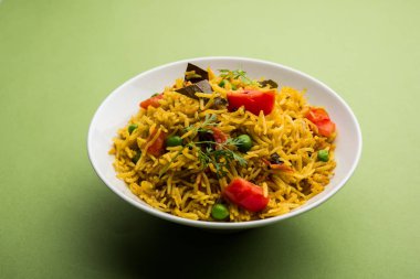 Domates pulav / Pilav basmati pirinç kullanılarak yapılan, bir kapta servis edilir. seçici odaklama