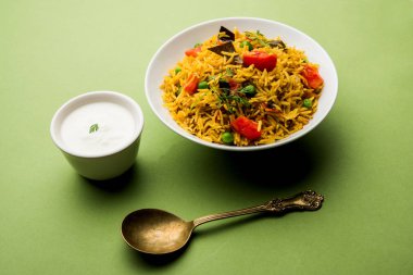 Domates pulav / Pilav basmati pirinç kullanılarak yapılan, bir kapta servis edilir. seçici odaklama