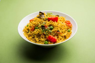 Domates pulav / Pilav basmati pirinç kullanılarak yapılan, bir kapta servis edilir. seçici odaklama