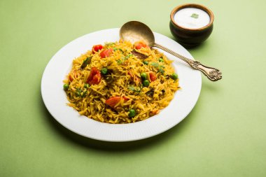 Domates pulav / Pilav basmati pirinç kullanılarak yapılan, bir kapta servis edilir. seçici odaklama