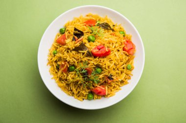 Domates pulav / Pilav basmati pirinç kullanılarak yapılan, bir kapta servis edilir. seçici odaklama