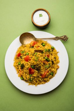 Domates pulav / Pilav basmati pirinç kullanılarak yapılan, bir kapta servis edilir. seçici odaklama