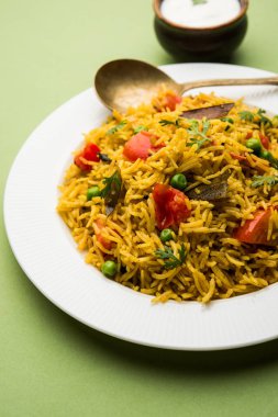 Domates pulav / Pilav basmati pirinç kullanılarak yapılan, bir kapta servis edilir. seçici odaklama