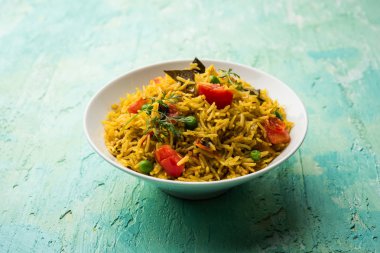 Domates pulav / Pilav basmati pirinç kullanılarak yapılan, bir kapta servis edilir. seçici odaklama