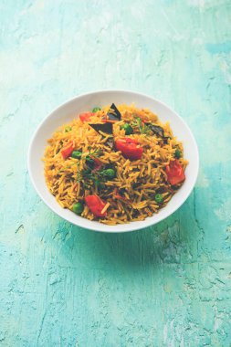 Domates pulav / Pilav basmati pirinç kullanılarak yapılan, bir kapta servis edilir. seçici odaklama