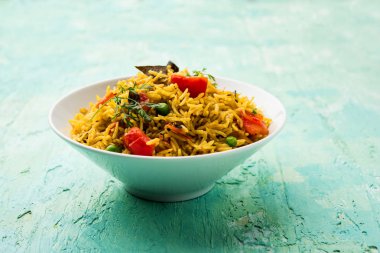 Domates pulav / Pilav basmati pirinç kullanılarak yapılan, bir kapta servis edilir. seçici odaklama