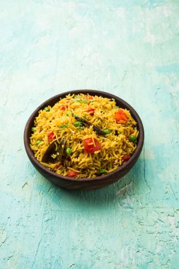 Domates pulav / Pilav basmati pirinç kullanılarak yapılan, bir kapta servis edilir. seçici odaklama