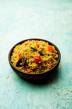 Domates pulav / Pilav basmati pirinç kullanılarak yapılan, bir kapta servis edilir. seçici odaklama