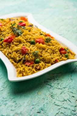 Domates pulav / Pilav basmati pirinç kullanılarak yapılan, bir kapta servis edilir. seçici odaklama