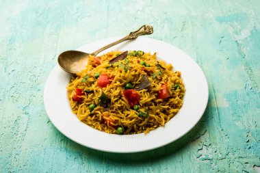 Domates pulav / Pilav basmati pirinç kullanılarak yapılan, bir kapta servis edilir. seçici odaklama