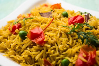 Domates pulav / Pilav basmati pirinç kullanılarak yapılan, bir kapta servis edilir. seçici odaklama