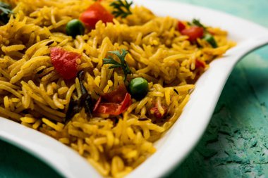 Domates pulav / Pilav basmati pirinç kullanılarak yapılan, bir kapta servis edilir. seçici odaklama