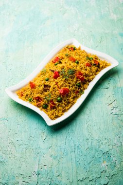 Domates pulav / Pilav basmati pirinç kullanılarak yapılan, bir kapta servis edilir. seçici odaklama