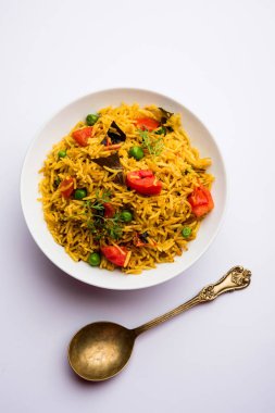 Domates pulav / Pilav basmati pirinç kullanılarak yapılan, bir kapta servis edilir. seçici odaklama