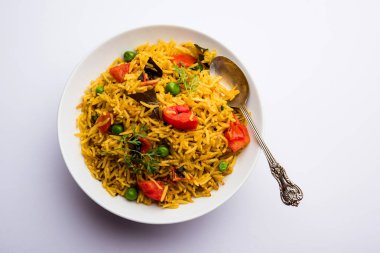 Domates pulav / Pilav basmati pirinç kullanılarak yapılan, bir kapta servis edilir. seçici odaklama