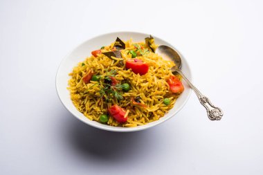 Domates pulav / Pilav basmati pirinç kullanılarak yapılan, bir kapta servis edilir. seçici odaklama