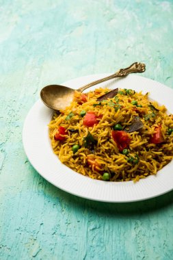 Domates pulav / Pilav basmati pirinç kullanılarak yapılan, bir kapta servis edilir. seçici odaklama