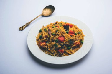 Domates pulav / Pilav basmati pirinç kullanılarak yapılan, bir kapta servis edilir. seçici odaklama