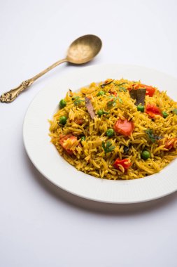 Domates pulav / Pilav basmati pirinç kullanılarak yapılan, bir kapta servis edilir. seçici odaklama