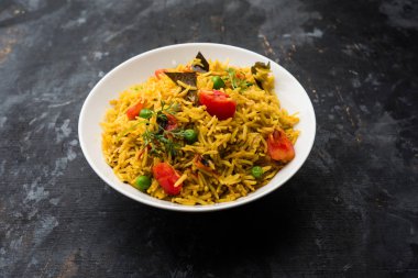 Domates pulav / Pilav basmati pirinç kullanılarak yapılan, bir kapta servis edilir. seçici odaklama