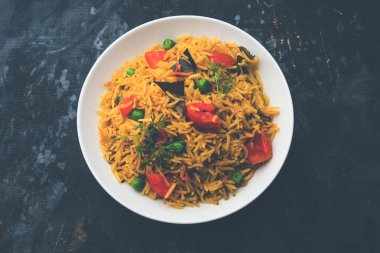 Domates pulav / Pilav basmati pirinç kullanılarak yapılan, bir kapta servis edilir. seçici odaklama